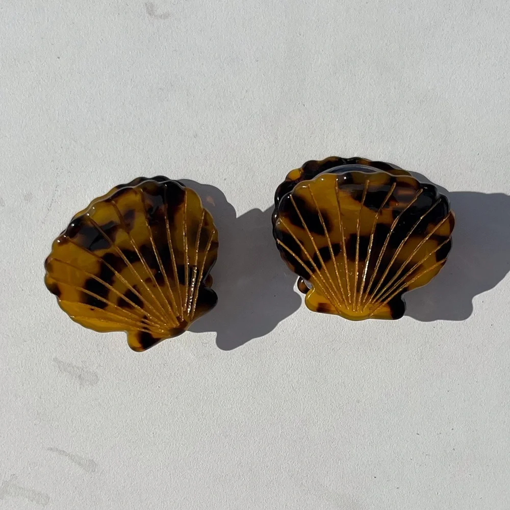 Valet Studio ‘Ursula’ She’ll Clips Tortoise - Picture 4 of 6